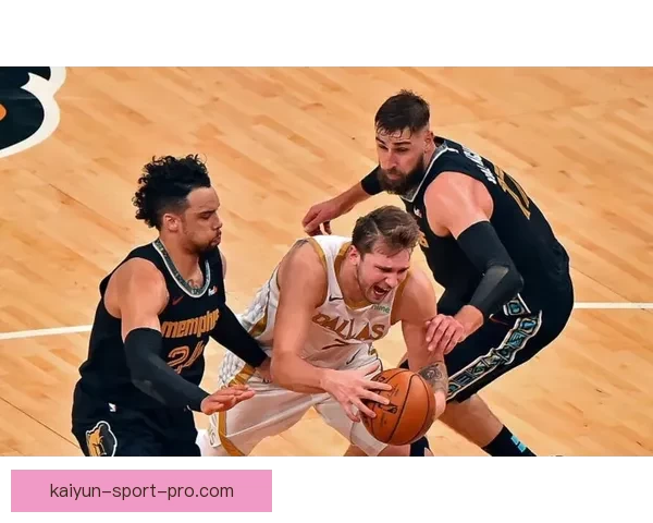 东契奇模仿詹姆斯晒打高尔夫动态 展现休闲时光与运动魅力 东契奇模仿詹姆斯晒打高尔夫动态 展现休闲时光与运动魅力